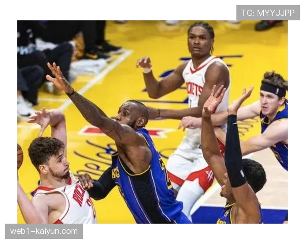 湖人斯马特防守指挥作用 外线轮转沟通改善团队防守效率